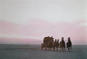 Diligencia de Wells Fargo en una carrera publicitaria moderna en las Llanuras Occidentales