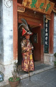China, Yunnan, Lijiang, hombre con traje tradicional Naxi