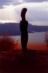 Ídolo cicládico en el fondo de la costa al atardecer, islas Cícladas, Grecia, civilización cicládica