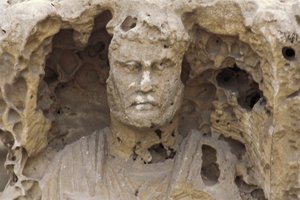 Egipto, Alejandría, Catacumbas de Kom-esh-Shuqafa, Interior del hipogeo (detalle de una estatua) de Unbekannt Unbekannt