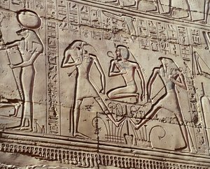 Relieves interiores que representan ofrendas a las deidades, detalle que muestra al joven Ramsés II con las deidades Thot y Horus de Unbekannt Unbekannt