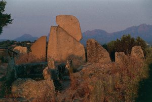 Italia, Cerdeña, Arzachena, provincia de Olbia-Tempio, tumba de los Gigantes de Li Longhi, vista trasera
