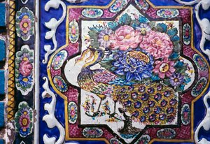 Pavo real y flores, decoración de azulejos policromados en Tekyeh Mo