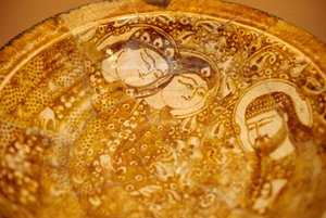 Plato decorado con rostros masculinos y femeninos, de Kashan, Irán de Unbekannt Unbekannt