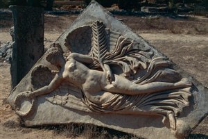 Relieve del Arco de Septimio Severo en el Foro Severano que representa a la Diosa Alada de la Victoria, Libia, Tripolitania Histórica, Leptis Magna de Unbekannt Unbekannt