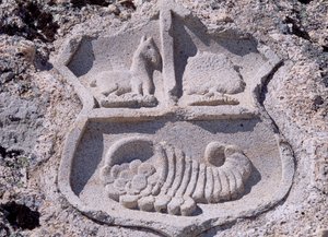 España, Castilla y León, Mombeltrán, Castillo de los Duques de Albuquerque, detalle arquitectónico que muestra el escudo de armas