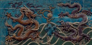 Dos de los dragones jugando con las perlas llameantes, mayólica esmaltada policromada, detalle del Muro de los Nueve Dragones, Parque Beihai, Pekín, China. Civilización china de Unbekannt Unbekannt