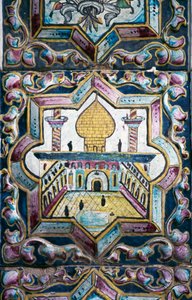 Vista de la mezquita, decoraciones de azulejos policromados en Tekyeh Mo