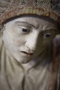 Mujer santa con un bonete