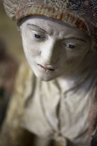 Mujer santa con un bonete