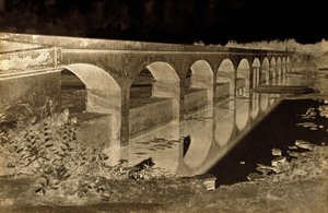 Puente cerca de la Casa del Coleccionista, Shungavellor, India de Linnaeus Tripe