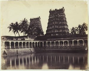 Madura. La Gran Pagoda, Mootoo Alaghur y East Gopurum desde el tanque, 1858 de Linnaeus Tripe