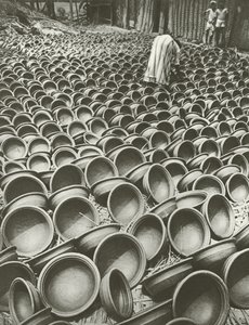 En la alfarería (foto en blanco y negro) de Lionel Wendt