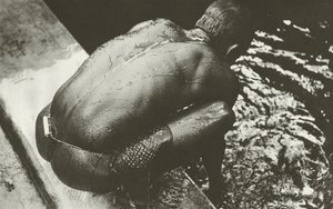 En el pozo (foto en blanco y negro) de Lionel Wendt