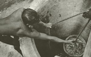 En el pozo (foto en blanco y negro) de Lionel Wendt