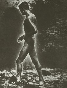 Niño y ola (foto en blanco y negro) de Lionel Wendt