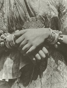 Manos de una dama kandiana (foto en blanco y negro) de Lionel Wendt