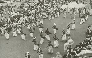 Perahera (foto en blanco y negro) de Lionel Wendt