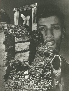 La miseria de las perplejidades equilibradas (foto b/n) de Lionel Wendt