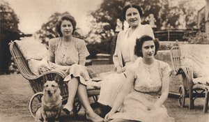 Su Majestad la Reina con las Princesas Reales, c. 1950