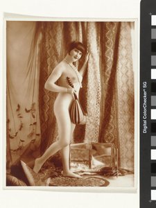 Desnudo femenino de pie de Léo