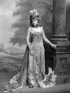 Sra. Algernon Bourke 1870-1967, nacida Guendoline Irene Emily Sloane-Stanley, 1897 de London . Photo studio Lafayette