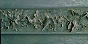 Marco esculpido, (detalle) de la puerta norte. Bajo relieve de bronce