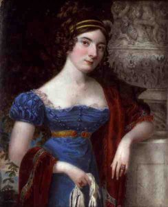 Dama con vestido azul bordeado de encaje