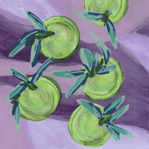 Fruta verde sobre fondo morado