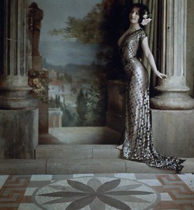 Mujer semi-desnuda con vestido plateado de patrón de diamantes en interior clásico, c.1850-1900 de Louis Amedee Mante and Edmond Goldschmidt