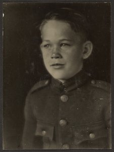 [Niño vestido de uniforme]