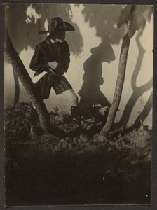 [Niño vestido de pirata en los árboles]
