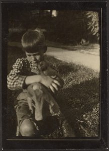 [Niño sosteniendo un animal pequeño]