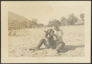 [Niño y perro en la playa] de Louis Fleckenstein
