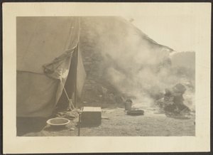 [Escena de campamento]