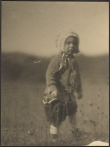 [Niño con gorro en el campo] de Louis Fleckenstein