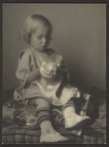 [Niño con manzana] de Louis Fleckenstein