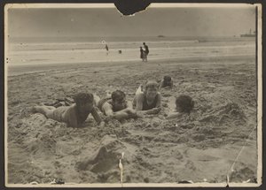 [Niños tumbados en la arena de la playa] de Louis Fleckenstein