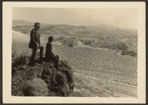 [Pareja en paisaje desértico] de Louis Fleckenstein