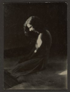 [Bailarina arrodillada en la sombra profunda] de Louis Fleckenstein