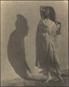 [Bailarina y su sombra en la pared]
