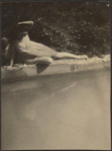 [Bailarina junto al estanque del jardín] de Louis Fleckenstein