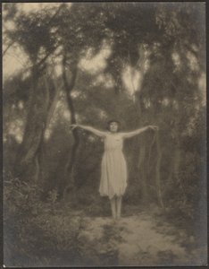 [Bailarina en un jardín]