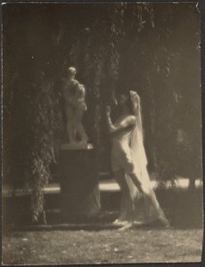 Bailarina en un jardín