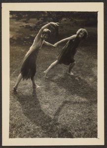 [Bailarinas en el jardín]