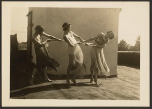 [Bailarinas en la azotea]