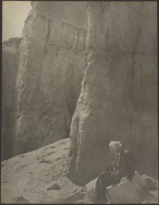 [Anciano en paisaje rocoso] de Louis Fleckenstein