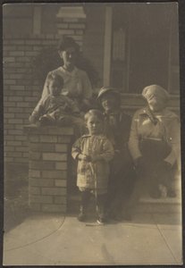 [Retrato de familia fuera de casa] de Louis Fleckenstein
