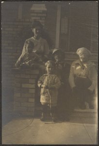 [Retrato de familia fuera de casa] de Louis Fleckenstein