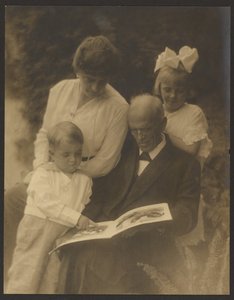 [Retrato familiar con libro ilustrado] de Louis Fleckenstein